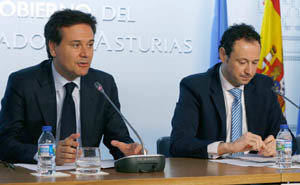 Los consejeros de Empleo y Presidencia, tras la rueda de prensa posterior al Consejo de Gobierno.