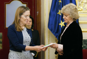 Soledad Becerril entrega el informr del Defensor del Pueblo a Ana Pastor.