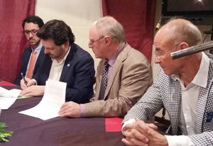 Rodríguez Miranda firma el convenio de colaboración con la Hermandad Gallega de Valencia.