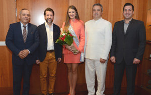 Zoribel Fernández -acompañada por el director general de Emigración y el presidente del HCV–, durante su visita al Cabildo de Tenerife.