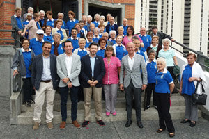 El secretario xeral con los participantes en el Centro de Día de la Hermandad.
