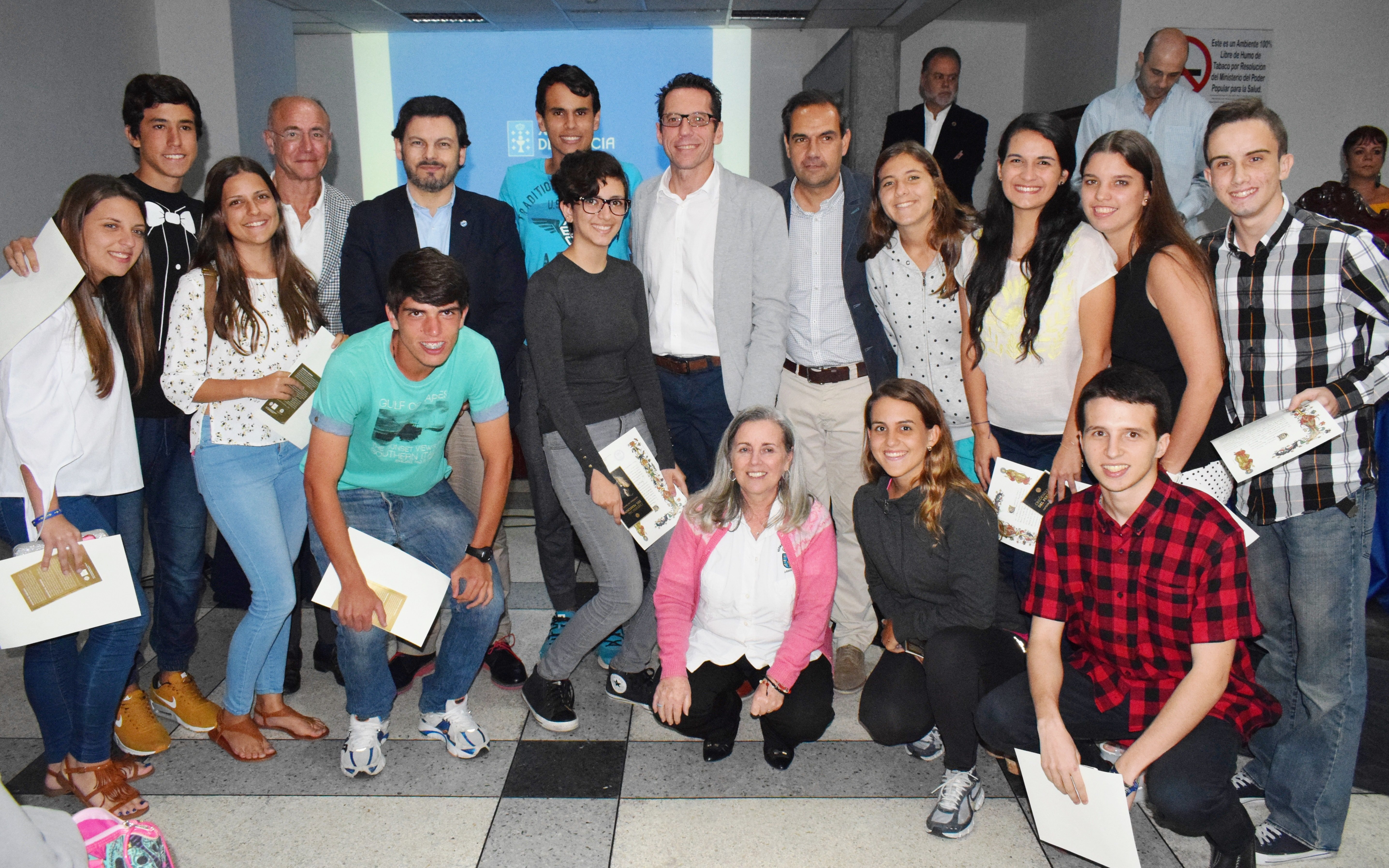 El secretario xeral con los jóvenes que recibieron las &#39;compostelas&#39;.