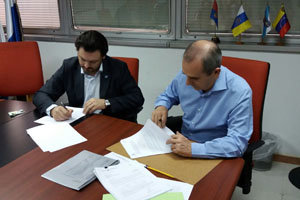 Rodríguez Miranda y Francisco González, durante la firma del convenio.