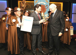 Rodríguez Miranda entrega el premio a Romay Beccaría, en presencia de Enrique Santín.