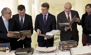 Núñez Feijóo y Román Rodríguez presidieron la entrega del fondo documental histórico del Banco de Gallego.