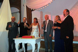 Un momento del brindis por el nuevo aniversario.