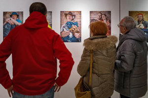El público contempla las fotografías de la exposición.