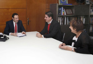 Guillermo Martínez, Bany Ordóñez y Begoña Serrano, durante la reunión.