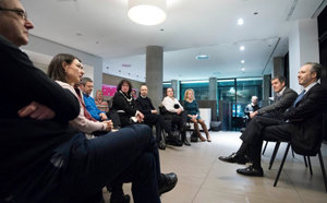 El presidente Clavijo, durante el encuentro con los canarios residentes en Hamburgo.
