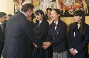 Feijóo saludo a una de las chicas de Wakayama.