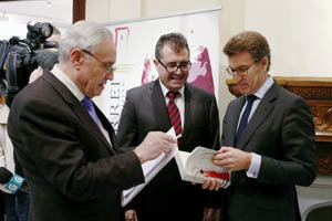 Alberto Núñez Feijóo departe con Xosé Carlos Caneiro (centro ) y José Ramón Ónega.
