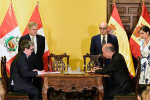 Juan Manuel Bonet (izda) y Eric Edgardo Guillermo Anderson Machado rubrican el compromiso. De pie, los ministros de Exteriores de España y Perú.