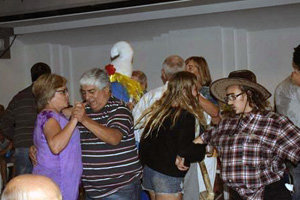 Asistentes al Carnaval bailan durante la fiesta.