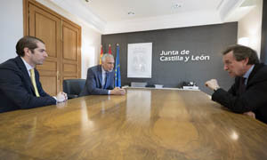José Antonio de Santiago-Juárez, reunido con el embajador y el vicecónsul de Italia en España.