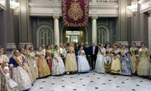 Las autoridades posan con los miembros de los CEVEX durante la recepción.