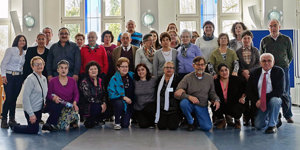 La mayoría de los participantes en este primer seminario posan tras el evento.
