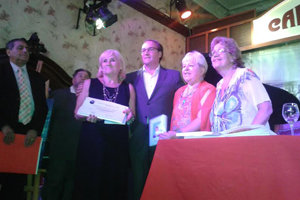 El presidente de Casa de Ourense-Fundación San Roque, Alfredo Enriquez Badas, entregó el primer premio en Poesía.