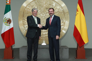 Dastis y Videgaray se saludan durante la visita del primero a Ciudad de México, el pasado viernes.