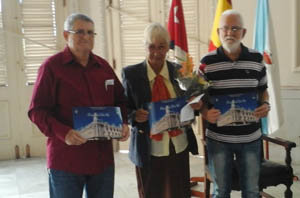 Los premiados posan con sus galardones.