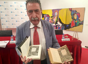 Vicente Araguas con la edición de 1930 y la actual.