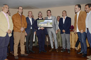 Ildefonso de la Campa recibe un regalo de la Junta Directiva de la Hermandad Gallega de Venezuela.