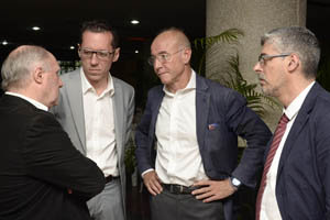 De la Campa conversa con el consejero de Empleo y los presidentes de las hermandades gallegas de Caracas y Valencia.
