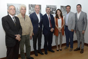 El director general, con personal de la Consejería y miembros del CRE.