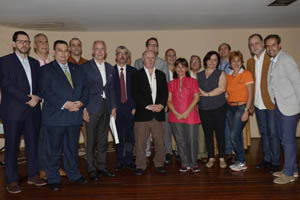 Foto de familia de las autoridades, directivos de centros y responsables de centros de día.