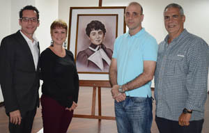Roberto González, Noemí Cendón, Fernando Pérez y Marco Antonio Marcos, ante un retrato de Rosalía de Castro.