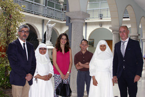 De la Campa, Camba y la jefa de Sección de la Consejería visitan el Hogar San José de Ancianos Desamparados.