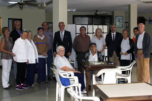 El director general de Migraciones con los usuarios y personal del Centro de Día del CAC ‘La Santina’.