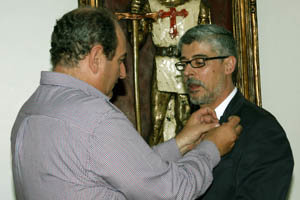 Manuel Díaz Poo, vicepresidente del Centro Asturiano, impone el Botón de Plata de la entidad, al director general de Migraciones, Ildefonso De la Campa.