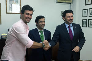 Saludo entre los dirigentes de la Xunta y de la Peña Gallega de Río tras la firma del convenio.