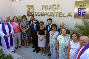Las autoridades y los dirigentes del Recreio dos Anciaos tras la inauguración de la Praça Compostela.