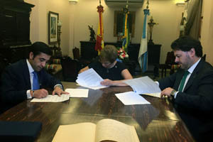Rey Varela y Rodríguez Miranda firman el convenio con la presidenta del Recreio dos Anciaos.