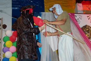 El primer lugar del concurso de disfraces fue para el ‘Chavo del Ocho’, que recibe la premiación del directivo Javier Ortega.