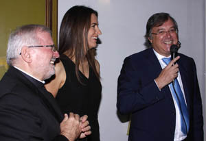 El embajador de España y María Victoria Vilar Mendoza agradecen al nuncio apostólico y decano del Cuerpo Diplomático, monseñor Aldo Giordano, un obsequio.