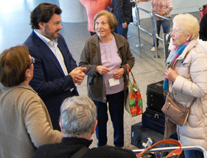 Rodríguez Miranda recibió en el aeropuerto a algunos de los participantes en otras ediciones de Reencontros na casa.
