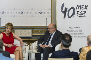 Roberta Lajous y Fernando García Casas, durante la celebración de la mesa redonda.