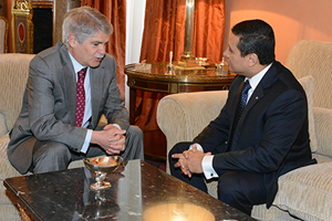 Alfonso Dastis y Carlos Raúl Morales, durante su reunión.