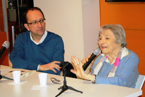 Esther Vázquez, acompañada por Anxo Lorenzo, en la Feria del Libro de Buenos Aires en 2016.