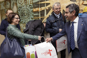 El presidente, durante la recepción a los pasajeros procedentes de Varsovia.