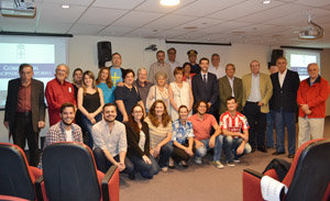 Begoña Serrano posa con asistentes al encuentro con asturianos en el Instituto Cervantes de São Paulo.