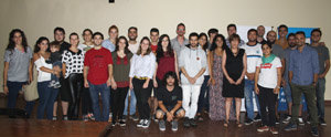 Begoña Serrano posa junto a los jóvenes de Argentina, Brasil y Chile, que participaron en la reunión de Buenos Aires.