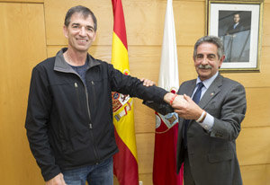 Revilla y John Stockton, ejerciendo de embajador con la pulsera del Año Jubilar.