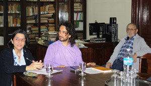 Asunción Merino, acompañada de Ruy Farias y Francisco Lores, durante su disertación.