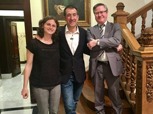 Rocío de Elías, ayudante de Boyano; el ilusionista Luis Boyano; y el coordinador de Actividades de la Casa, Ramón Jiménez.