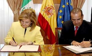 Fátima Báñez y Jesús Alfonso Navarrete, durante la firma del acuerdo.