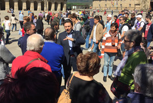 Rodríguez Miranda recibiendo en el Obradoiro a los participantes en el viaje.