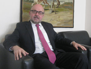 El consejero de Asuntos Culturales de la Embajada de España en Venezuela, Bernabé Aguilar Arigo, durante su conversación con ‘Magazine Español’.